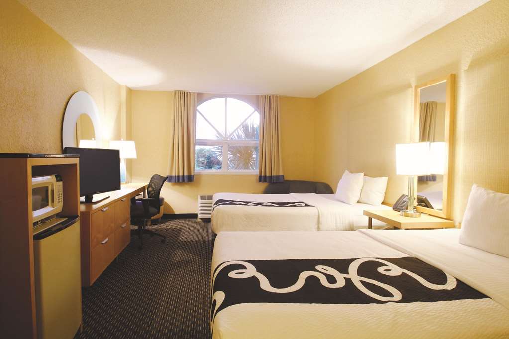 La Quinta Inn & Suites by Wyndham Coral Springs South - photo 17