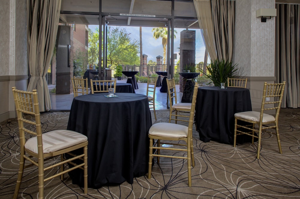 Embassy Suites by Hilton Phoenix Scottsdale - photo 7