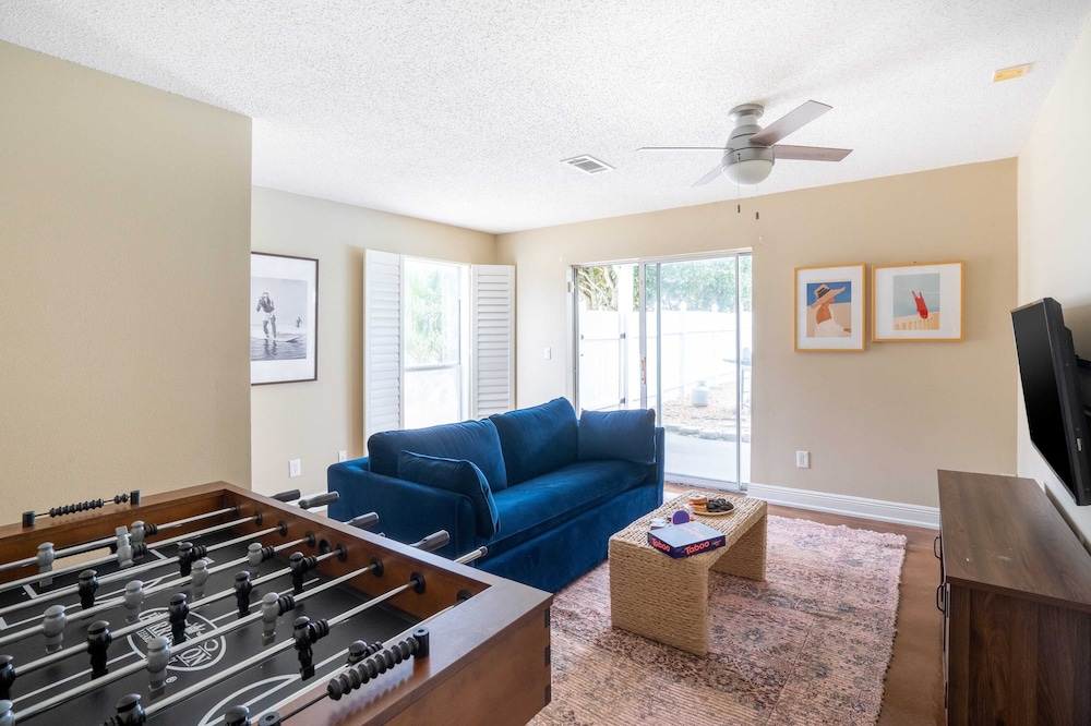 Hourglass by Avantstay Chic Beach Getaway w Pool & Two Large Balconies - photo 20