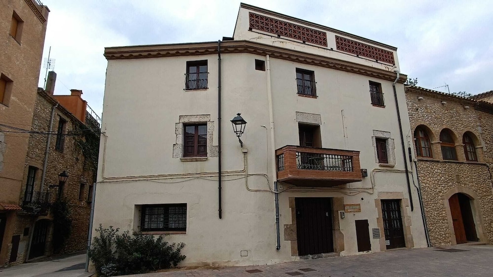 VentallóLEscala. WiFi. Rooftop w stunning views — 4-Star Luxury Hotel in Ventallo, Spain