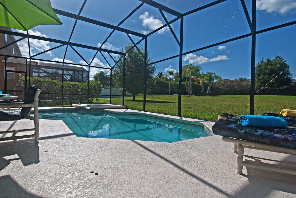 South facing Pool With Spa & Games Room — 4-Star Luxury Hotel in Davenport, United States