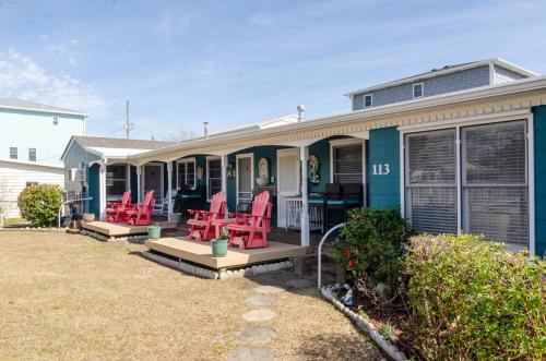 The Sandpiper Hidden Treasure Inn Room by Bryant Real Estate in Kure Beach, United States