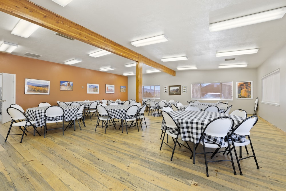 Broken Spur Inn & Steakhouse - photo 65