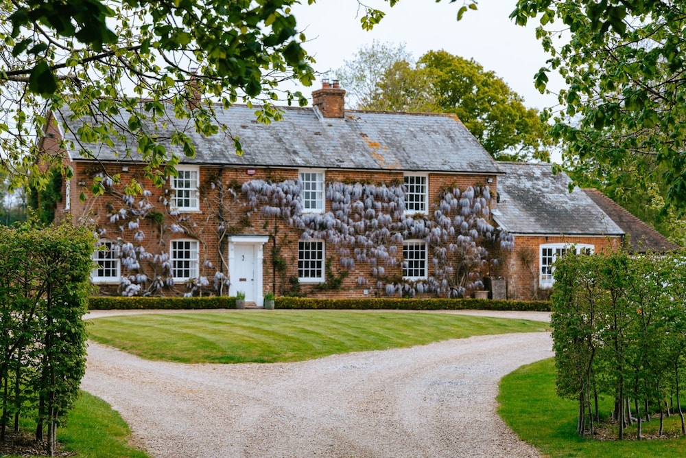 Stunning 6 bed Country House With Heated Pool — 4-Star Luxury Hotel in Ashford, United Kingdom