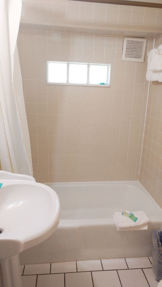 Flamingo Inn Bayside Suites - photo 45
