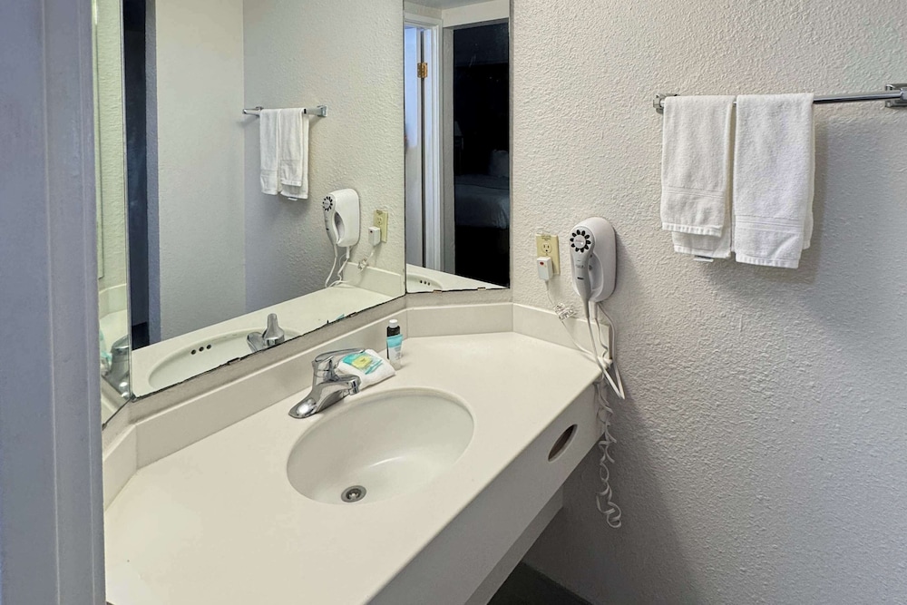 Rodeway Inn College Station TX - photo 10