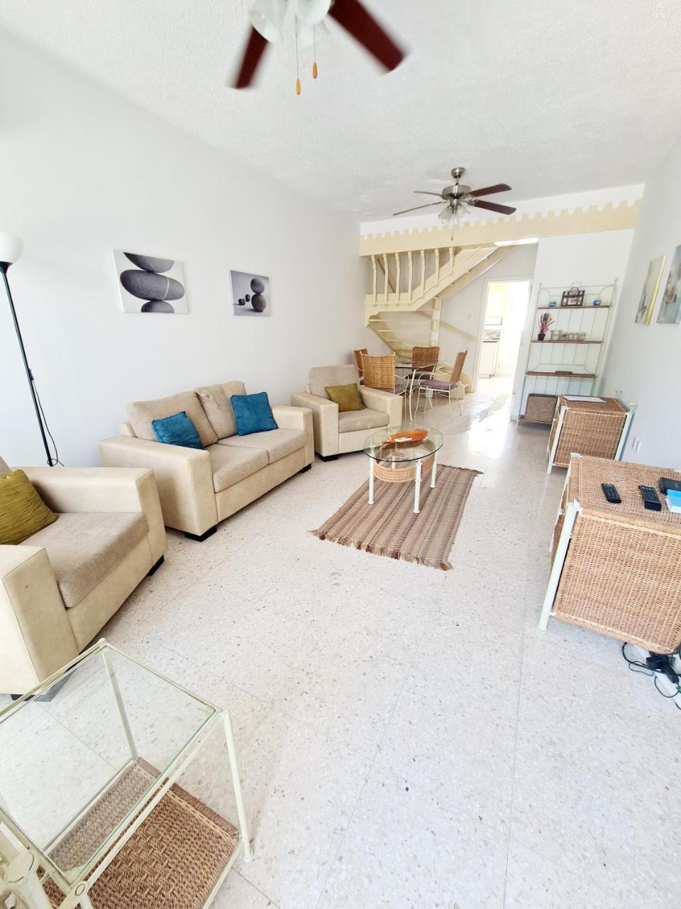 2 bedroom townhouse close to Paphos harbour use of onsite facilities