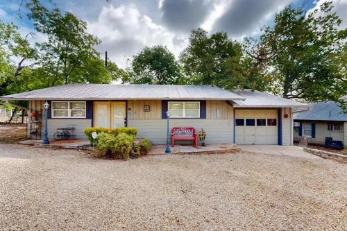 Hill Country Retreat 1BR Cabin w Nature Views — 4-Star Luxury Hotel in Ingram, United States