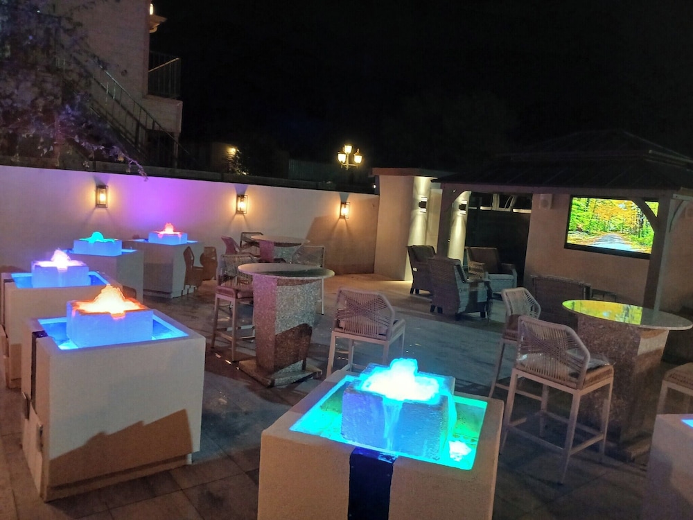 Deluxe Inn & Suites - featured photo