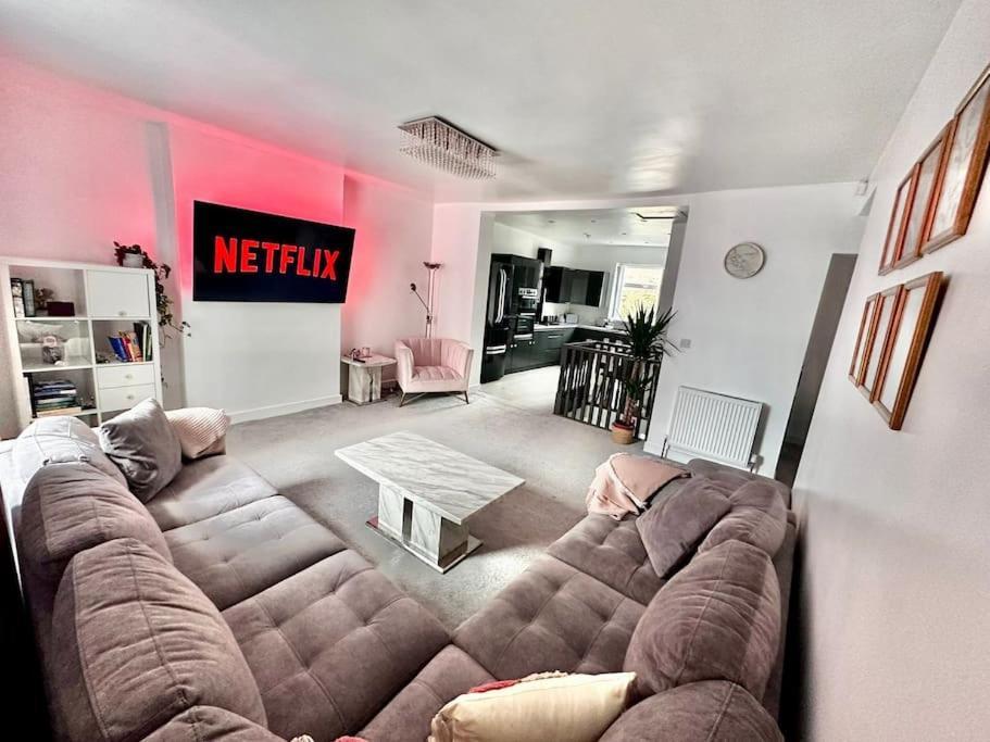 Spacious Modern Duplex Apartment — 4-Star Luxury Hotel in Rochdale, United Kingdom