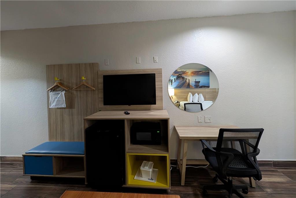 Days Inn & Suites by Wyndham Tampa Raymond James Stadium - photo 58