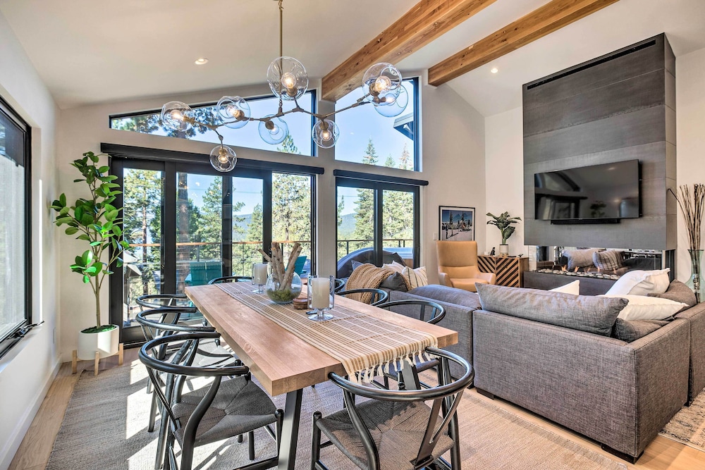 Hot Tub Family Home 7 Mi to Diamond Peak Resort in Kings Beach, United States