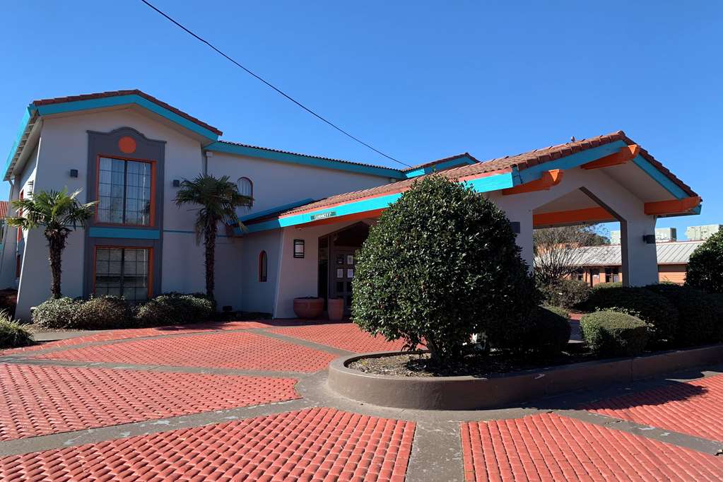 Howard Johnson by Wyndham Columbus Fort Moore - photo 2