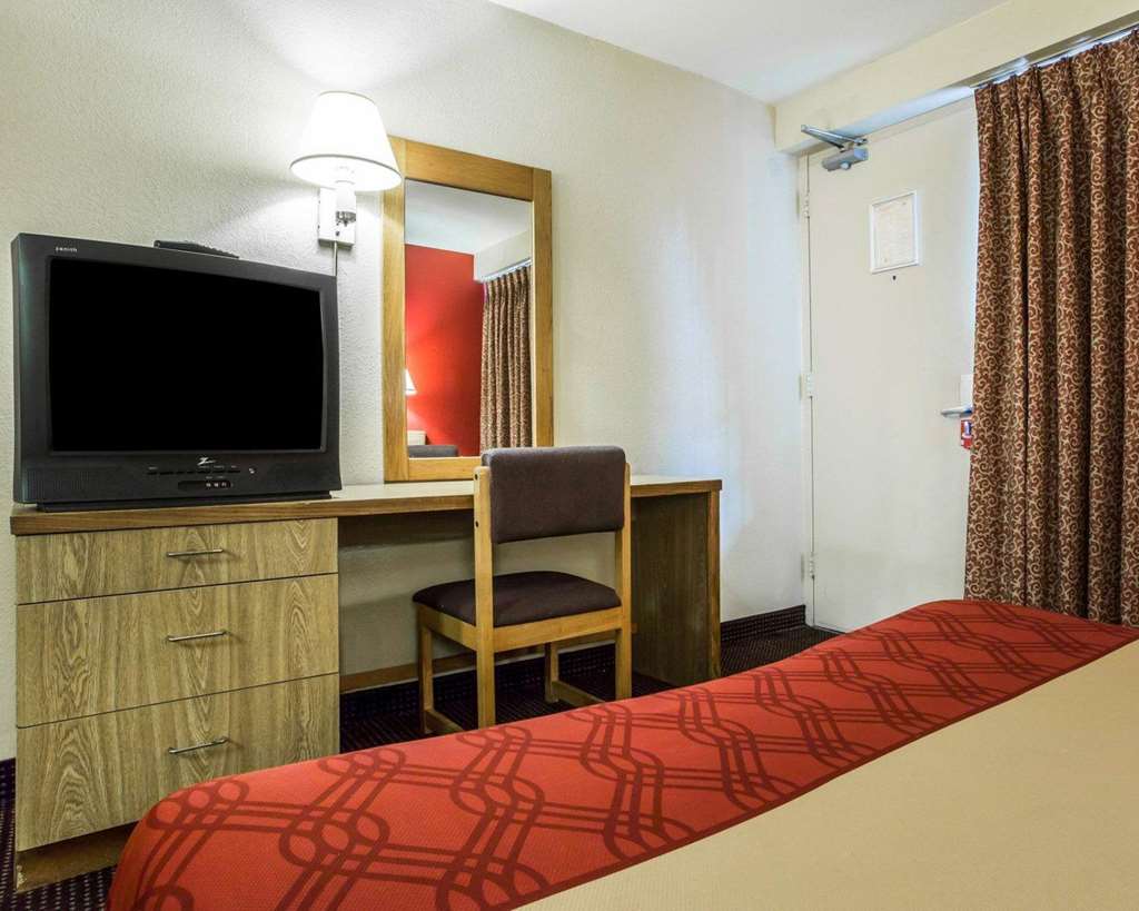 Econo Lodge Atlanta College Park - photo 22