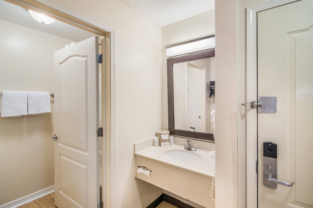 Red Roof Inn & Suites Pensacola East Milton - photo 27