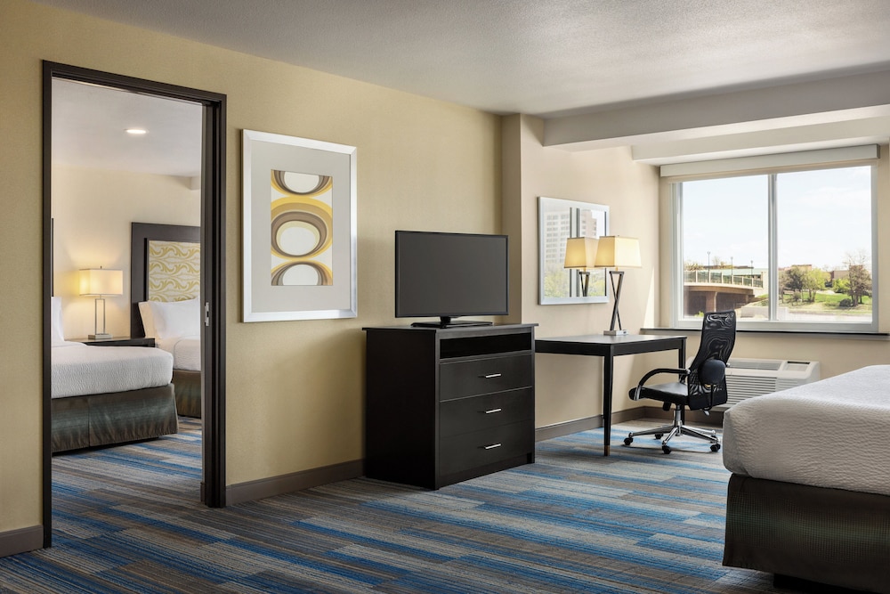 Holiday Inn Express & Suites Colorado Springs Central by IHG - photo 10