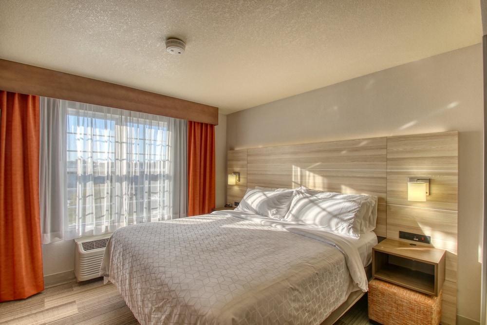 Holiday Inn Express Hotel & Suites Milwaukee Airport by IHG - photo 22