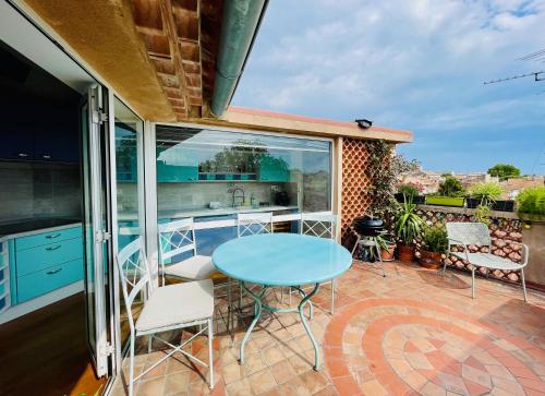 L’Atypique T3 grande terrasse BBQ vue et cheminAce in Avignon, France