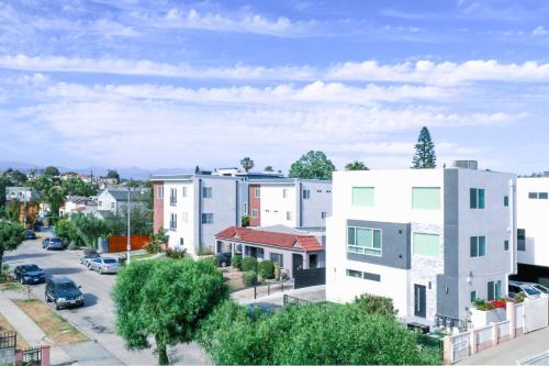 Lucky Charm 4 Bedroom Mid City Apartment — 5-Star Luxury Hotel in Los Angeles, United States