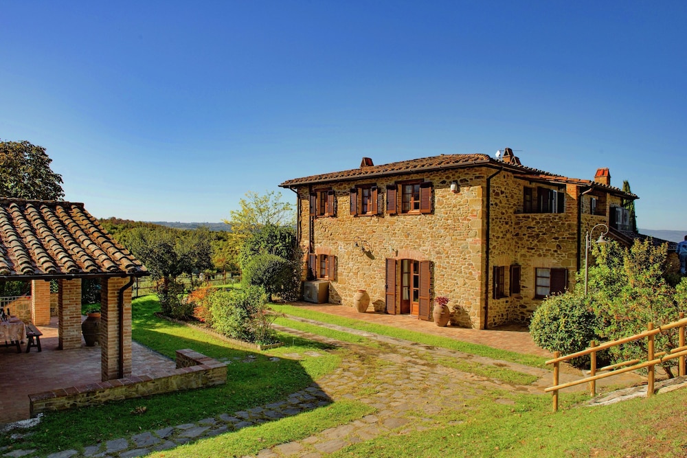 Farmhouse with air conditioning private terrace and pool — 4-Star Luxury Hotel in Citta Della Pieve, Italy
