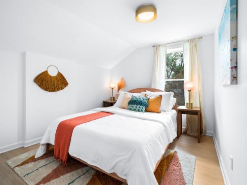 Hot Tub 5 Mins from Cedar Point Modern Updates in Sandusky, United States