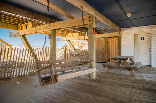 Divine Intervention by Oak Island Accommodations - photo 18