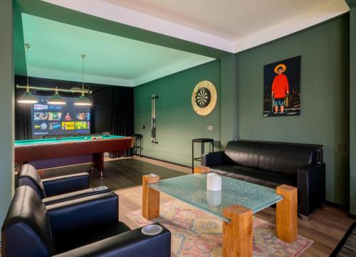 Niabi Apartments with Cinema and Billiards
