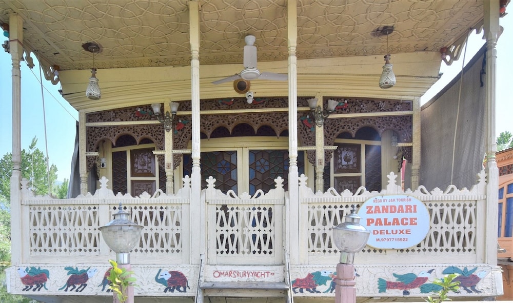 Houseboat Zaindari Palace — 4-Star Luxury Hotel in Srinagar, India