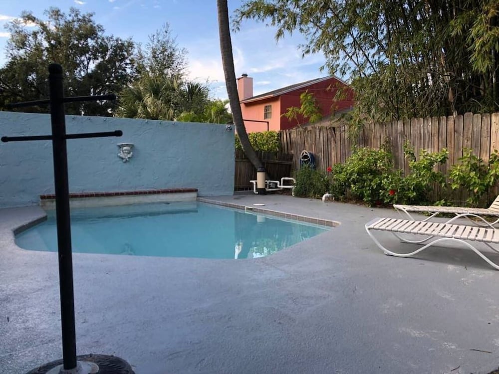 6149 Sandcrest Next TO Universal. 8 Beds. Pool. Very Clean - photo 26