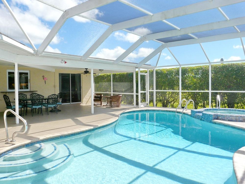 Centrally located pet friendly home with spa and pool — 4-Star Luxury Hotel in Marco Island, United States