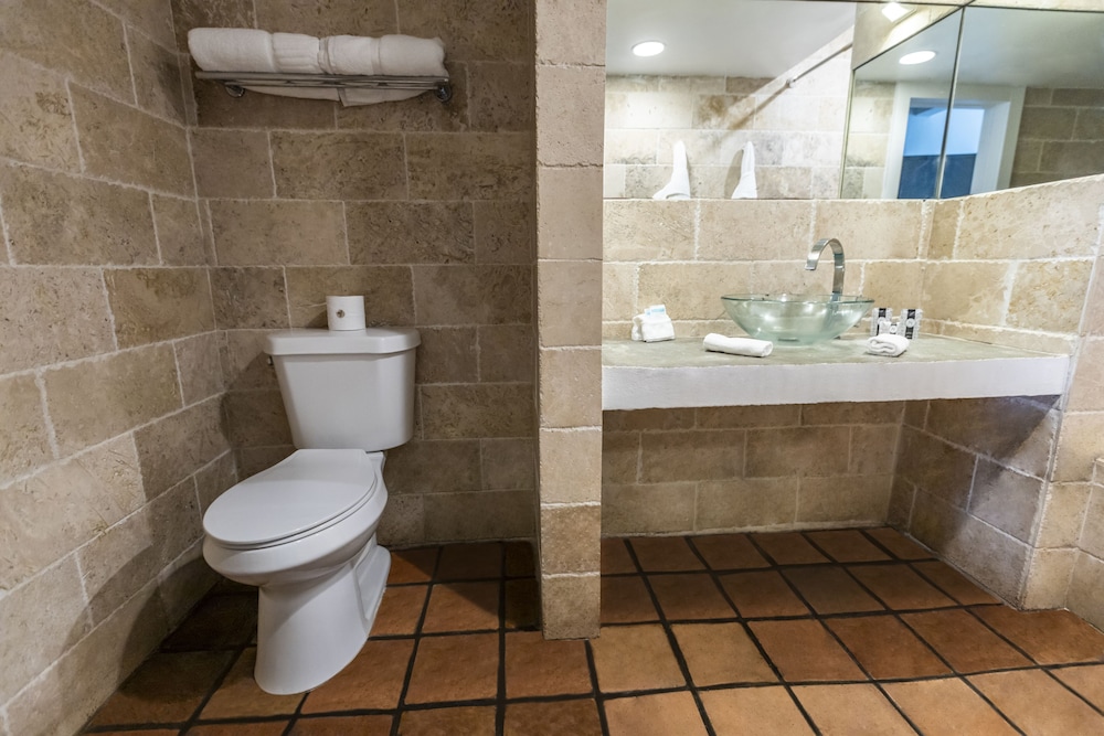 Chesterfield Hotel & Suites - photo 40