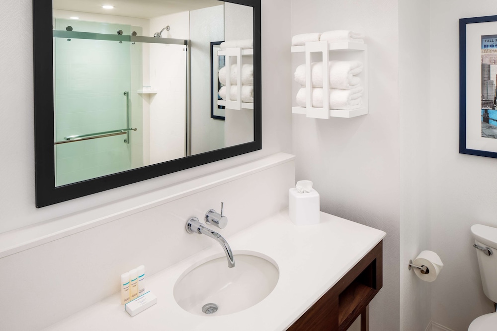 Hampton Inn Boston Seaport District - photo 20