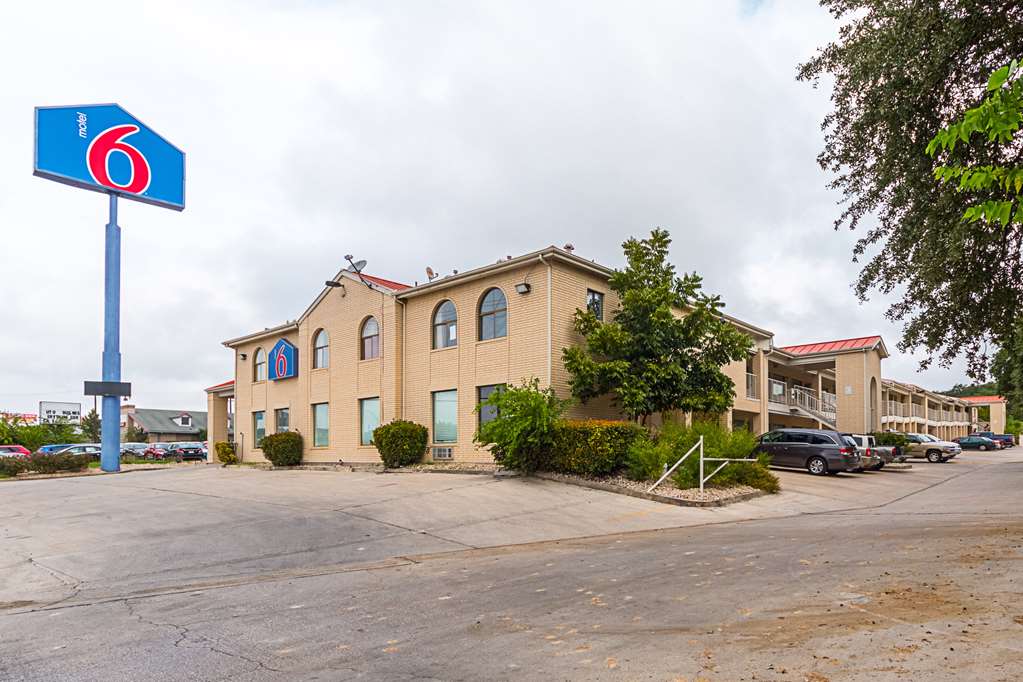 Motel 6 San Antonio TX Fiesta Trails - featured photo