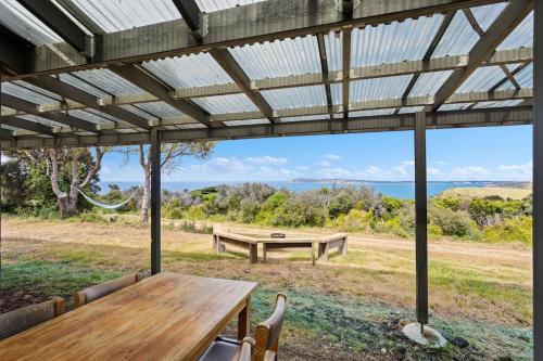 ‘Clifftop Cocoon’ Swing into Scenic Sea Views in San Remo, Australia