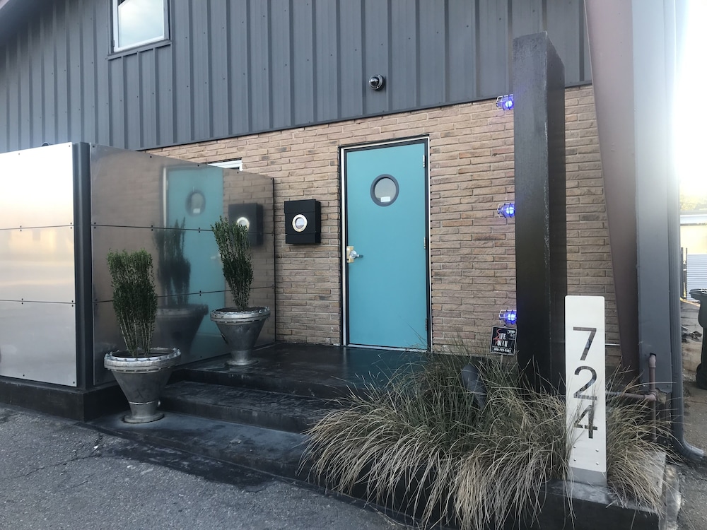 The Hangar Lofts Hotel - photo 3