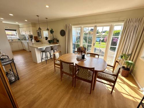 Sunny & Cosy Napier Home — 4-Star Luxury Hotel in Napier, New Zealand