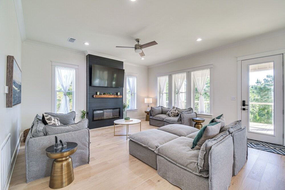 Coastal Gulf Shores Abode w Private Beach Access in Gulf Shores, United States