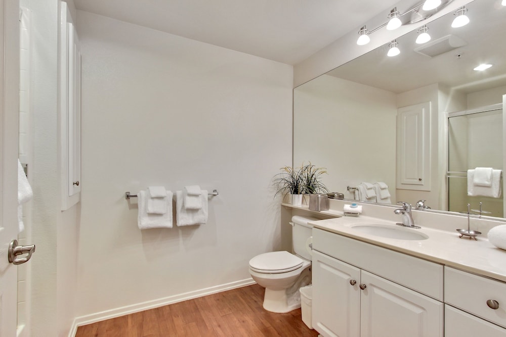 Global Luxury Suites at The Village - photo 36