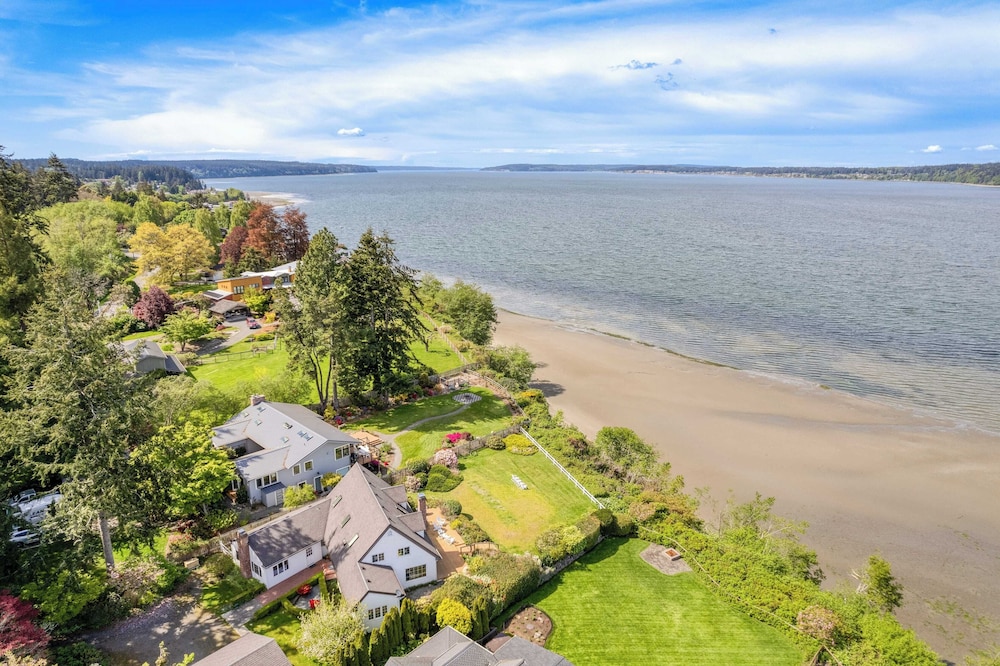 Colonial Bluff House Above The Sea By Avantstay 19532262 — Langley