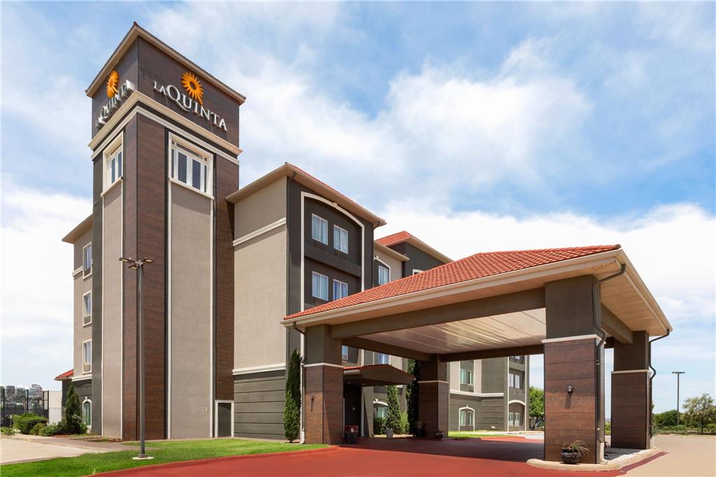 La Quinta Inn & Suites by Wyndham Brownwood - photo 2