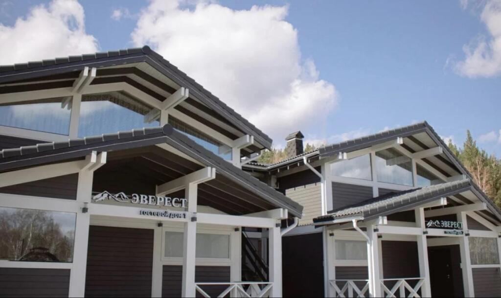 Valley Sunny Everest Building in Syrostan, Russia