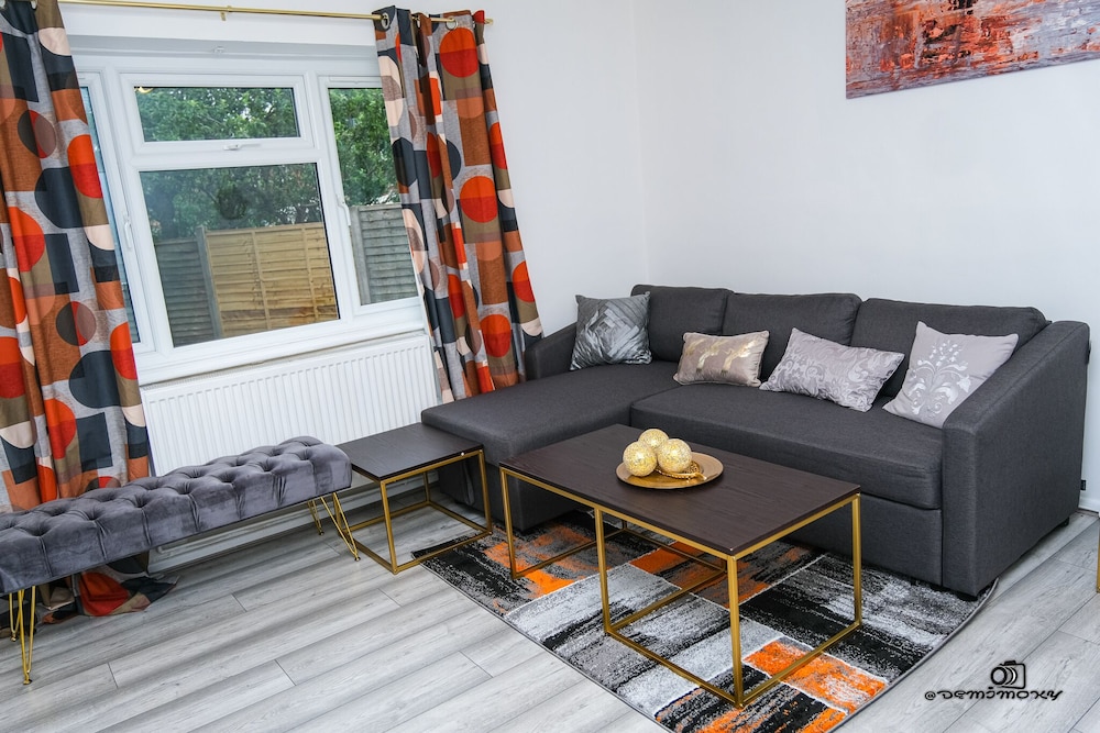 Cosy home with private parking — 4-Star Luxury Hotel in Bloxwich, United Kingdom