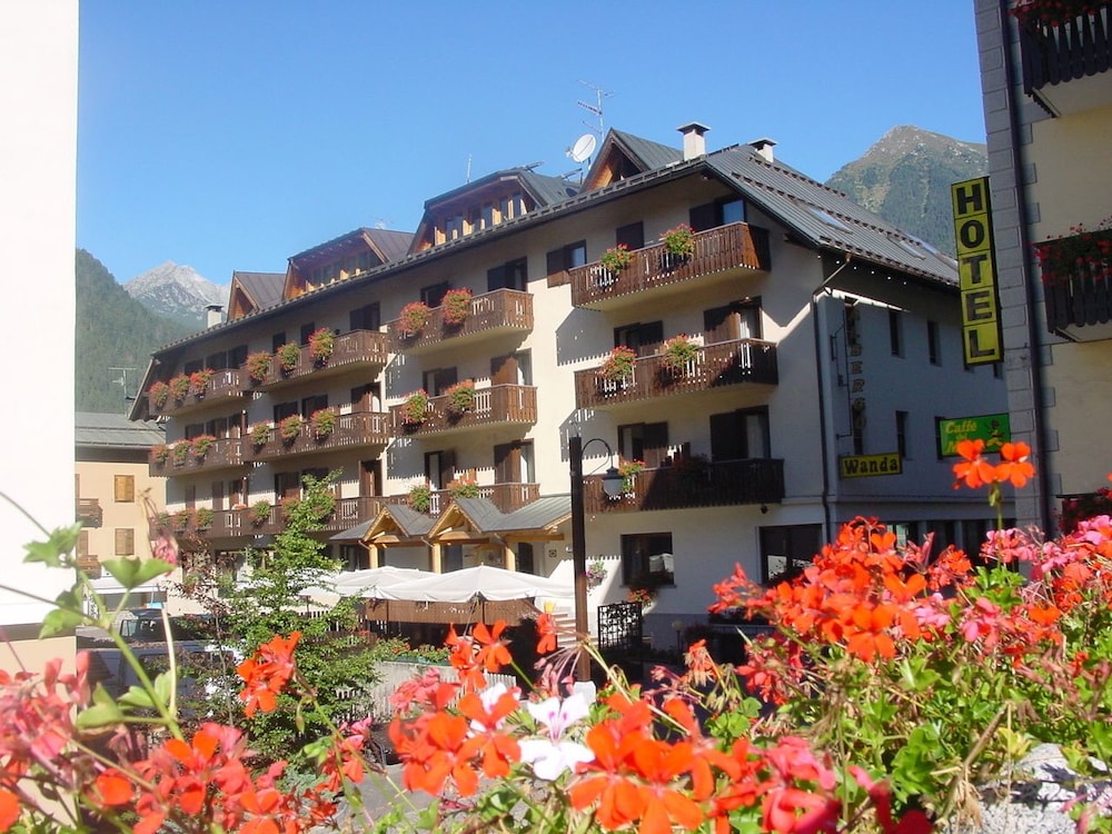 Hotel Wanda - carbon neutral hotel in Pinzolo