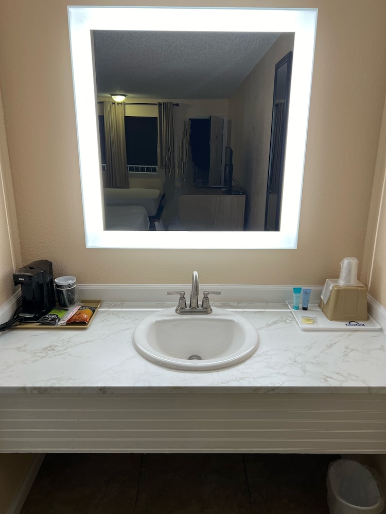 Days Inn by Wyndham Branson Near Theatre District - photo 11