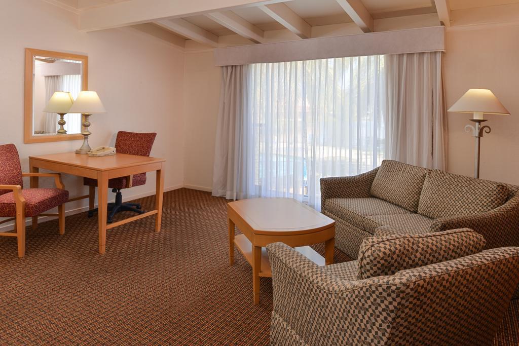 Red Lion Woodlake & Conference Center - photo 15