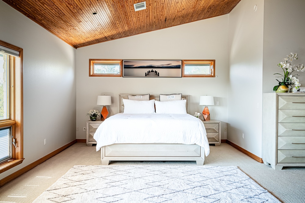 Lavish Lake Getaway — Austin — photo 2