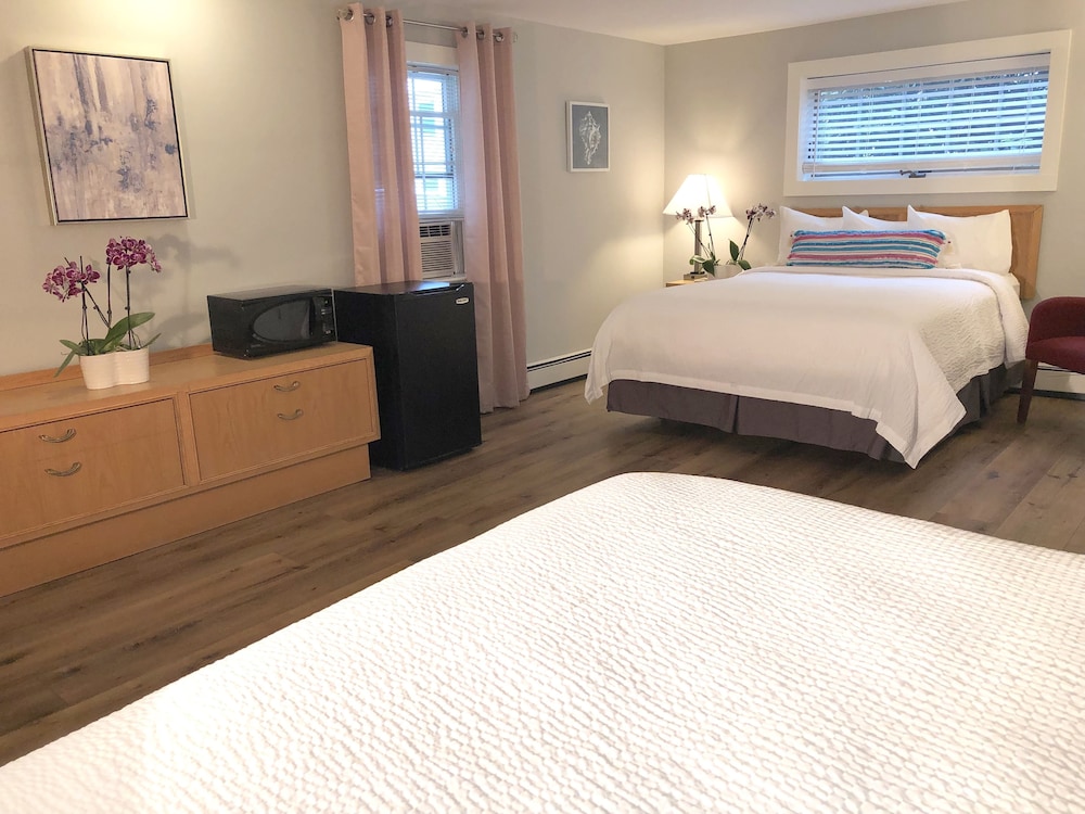 Hyannis Inn - photo 16