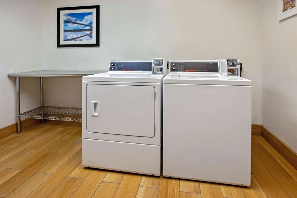 La Quinta Inn & Suites by Wyndham Detroit Metro Airport - photo 36