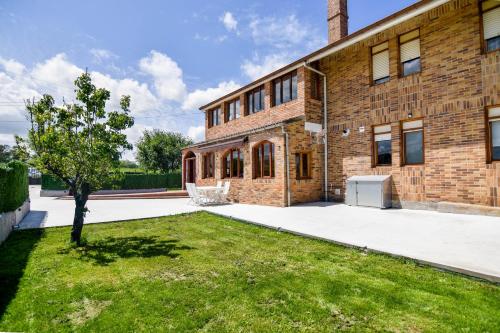 Castro Vizmaya Comoda Y Amplia Planta Baja Con Jardin Cerca de Todo in Entrambasaguas, Spain