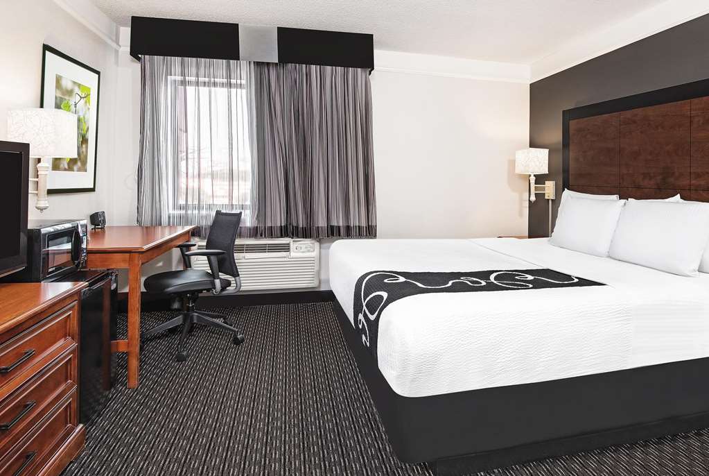 La Quinta Inn & Suites by Wyndham San Antonio Riverwalk - photo 17